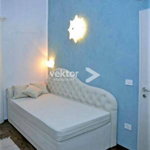 Malinska, Porat, dvije dvojne kamene kuće s bazenom