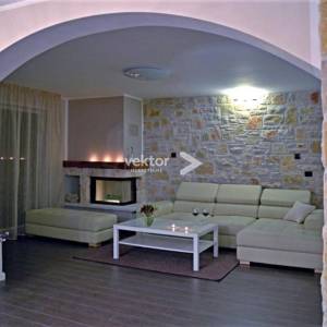 Malinska, Porat, dvije dvojne kamene kuće s bazenom