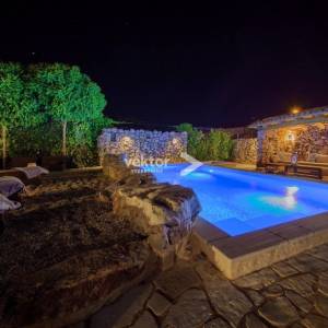 Malinska, rustikalna kuća s bazenom i pogledom na more