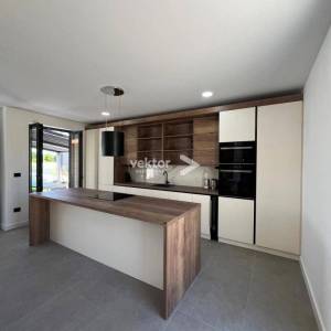 Marčana, moderna novogradnja s bazenom