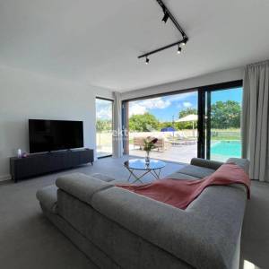 Marčana, moderna novogradnja s bazenom