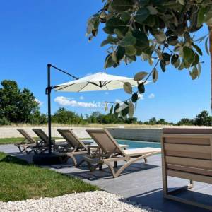 Marčana, moderna novogradnja s bazenom