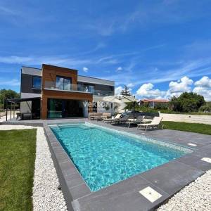 Marčana, moderna novogradnja s bazenom