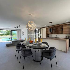 Marčana, moderna novogradnja s bazenom