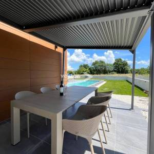 Marčana, moderna novogradnja s bazenom