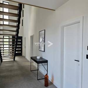 Marčana, moderna novogradnja s bazenom