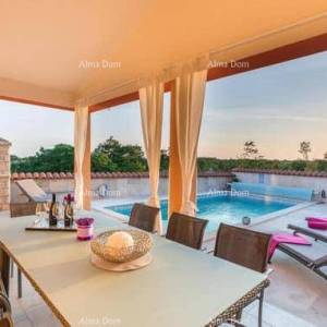 MARČANA - Prodaje se kuća sa grijanim bazenom i jakuzzijem