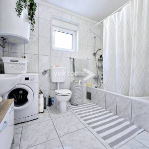 Martinkovac, samostojeća kuća s dva stana na odličnoj lokaciji 