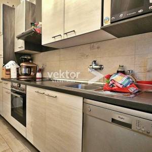 Matulji, uredna etaža s balkonom i terasom, okućnica, garaža