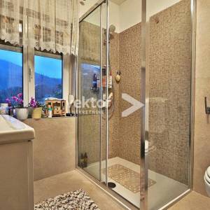 Matulji, uredna etaža s balkonom i terasom, okućnica, garaža