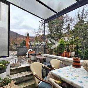 Matulji, uredna etaža s balkonom i terasom, okućnica, garaža