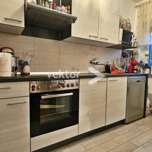 Matulji, uredna etaža s balkonom i terasom, okućnica, garaža