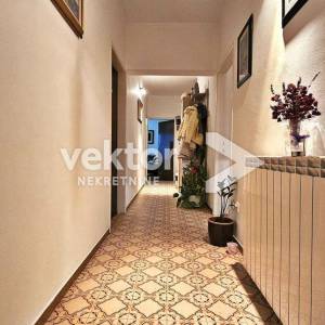 Matulji, uredna etaža s balkonom i terasom, okućnica, garaža