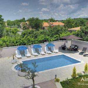 Medulin samostojeća sa bazenom.