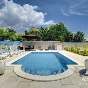 Medulin samostojeća sa bazenom.