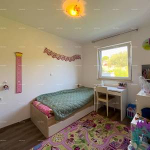 Medulin Vrčevan Prodaja lijepog i uređenog stana na velikoj okućnici, sa vlastitim bazenom.