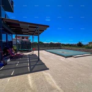 Medulin Vrčevan Prodaja lijepog i uređenog stana na velikoj okućnici, sa vlastitim bazenom.