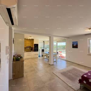 Medulin Vrčevan Prodaja lijepog i uređenog stana na velikoj okućnici, sa vlastitim bazenom.