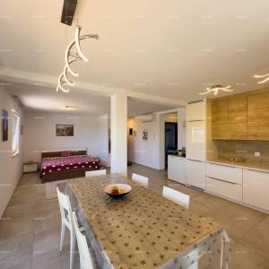 Medulin Vrčevan Prodaja lijepog i uređenog stana na velikoj okućnici, sa vlastitim bazenom.