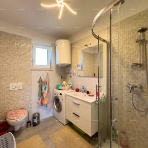 Medulin Vrčevan Prodaja lijepog i uređenog stana na velikoj okućnici, sa vlastitim bazenom.