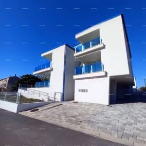 Moderan apartman u bloku E, s parkirnim mjestom i spremištem blizina Umaga!