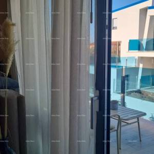 Moderan apartman u bloku E, s parkirnim mjestom i spremištem blizina Umaga!