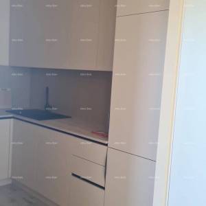 Moderan apartman u bloku E, s parkirnim mjestom i spremištem blizina Umaga!