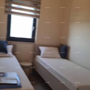 Moderan apartman u bloku E, s parkirnim mjestom i spremištem blizina Umaga!