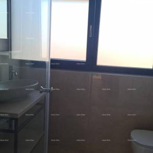 Moderan apartman u bloku E s parkirnim mjestom i spremištem, u blizini Umaga!