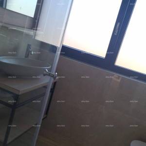 Moderan apartman u bloku E s parkirnim mjestom i spremištem, u blizini Umaga!