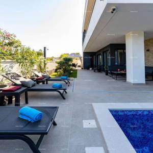 Moderna kuća sa bazenom na odličnoj lokaciji, Medulin!