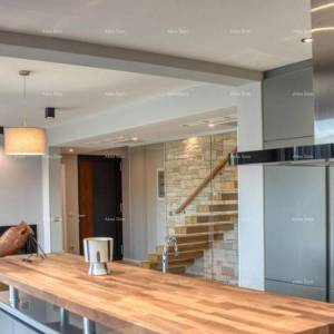 MODERNA LUKSUZNA VILA S BAZENOM 500 m DO MORA