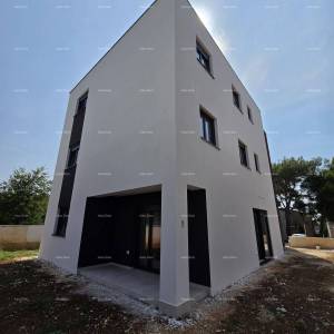 Moderni stan u novogradnji, USELJIV, 500 m od mora