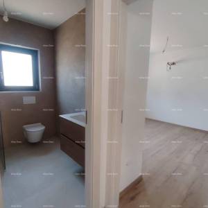 Moderni stan u novogradnji, USELJIV, 500 m od mora