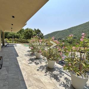 Mošćenička Draga, moderna kuća s bazenom, novogradnja