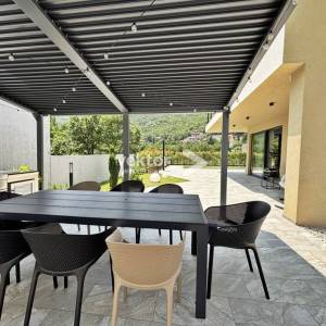 Mošćenička Draga, moderna kuća s bazenom, novogradnja