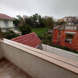 NA PRODAJU – Kuća s dva odvojena stana, Premantura