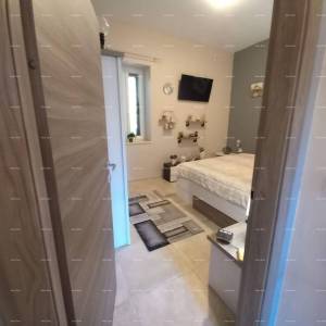 Na prodaju stan s dvorištem, 250 m od mora.Stoja.