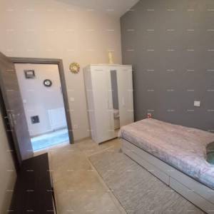 Na prodaju stan s dvorištem, 250 m od mora.Stoja.