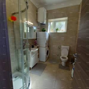 Na prodaju stan s dvorištem, 250 m od mora.Stoja.