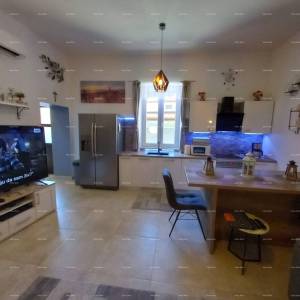 Na prodaju stan s dvorištem, 250 m od mora.Stoja.