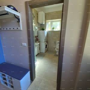 Na prodaju stan s dvorištem, 250 m od mora.Stoja.