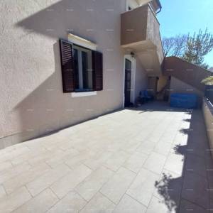 Na prodaju stan s dvorištem, 250 m od mora.Stoja.