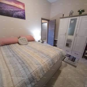 Na prodaju stan s dvorištem, 250 m od mora.Stoja.