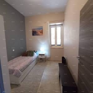 Na prodaju stan s dvorištem, 250 m od mora.Stoja.