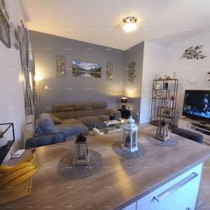 Na prodaju stan s dvorištem, 250 m od mora.Stoja.