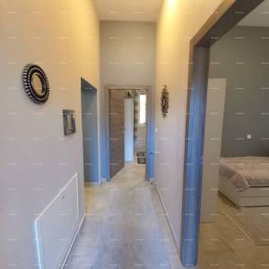 Na prodaju stan s dvorištem, 250 m od mora.Stoja.