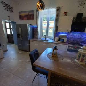 Na prodaju stan s dvorištem, 250 m od mora.Stoja.