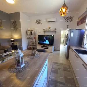 Na prodaju stan s dvorištem, 250 m od mora.Stoja.