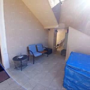 Na prodaju stan s dvorištem, 250 m od mora.Stoja.